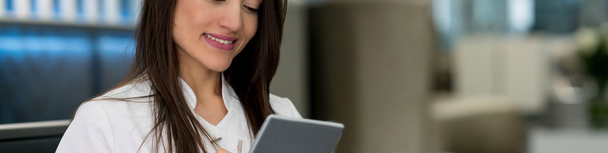 ragazza che utilizza un tablet