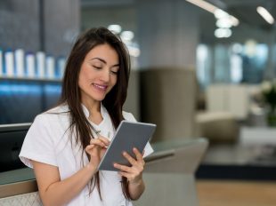 ragazza che utilizza un tablet