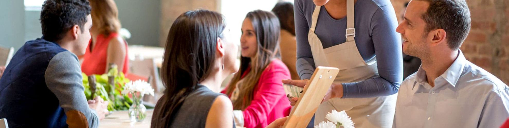cameriera mostra menu a una coppia