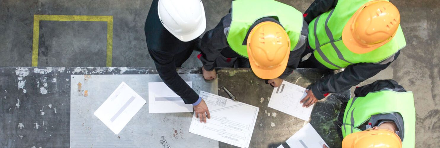 gruppo di operai consulta foglio lavori