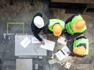 gruppo di operai consulta foglio lavori