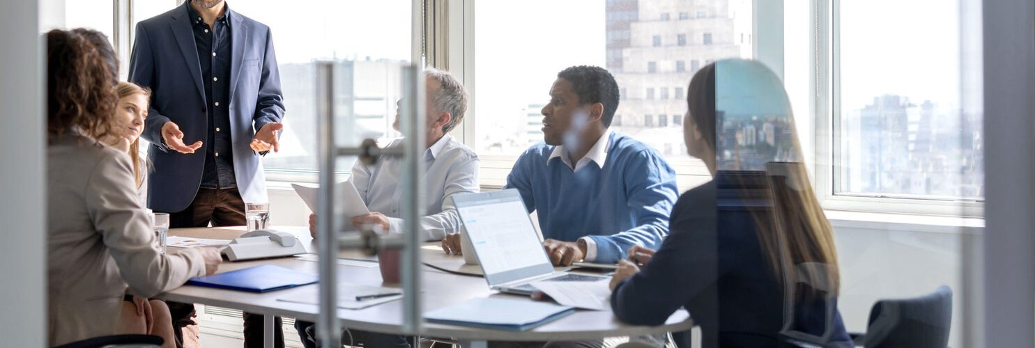 meeting di lavoro in ufficio con finestre grandi