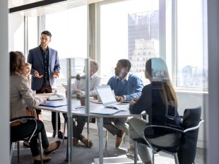 meeting di lavoro in ufficio con finestre grandi