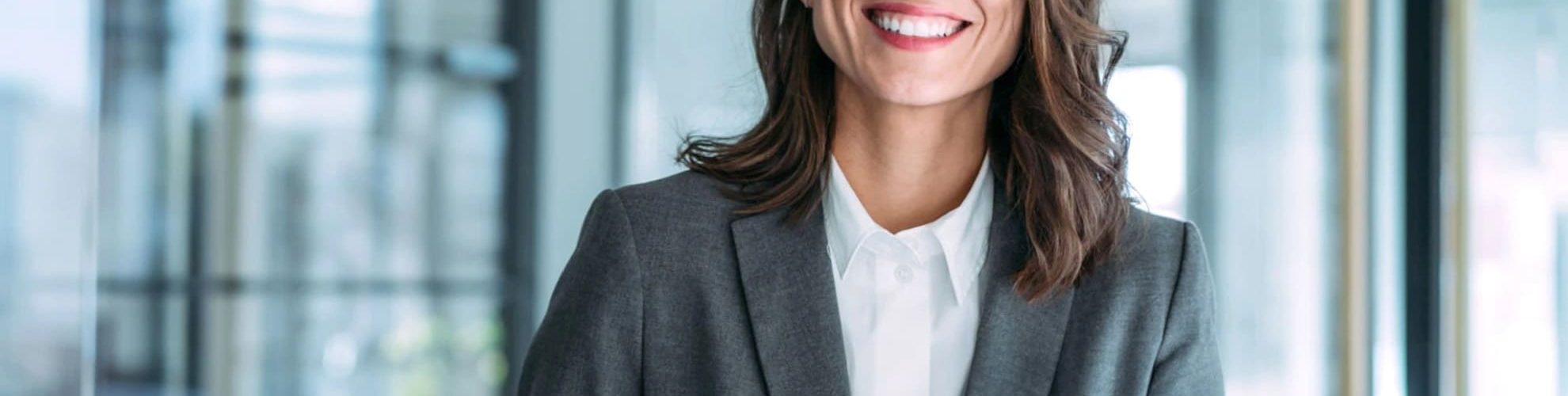 giovane lavoratrice sorridente in ufficio