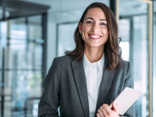 giovane lavoratrice sorridente in ufficio