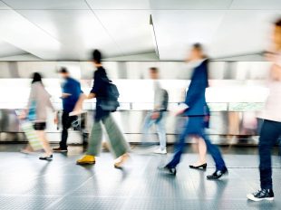 persone in movimento in aeroporto