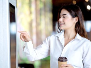 ragazza ordina cibo su totem digitale self ordering