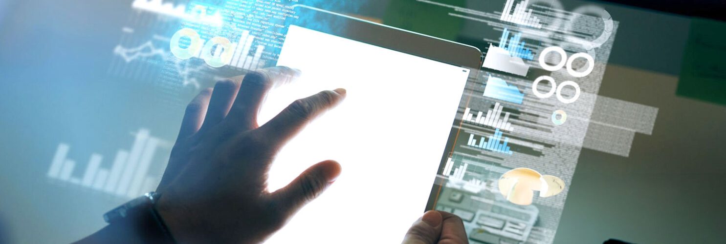persona utilizza tablet