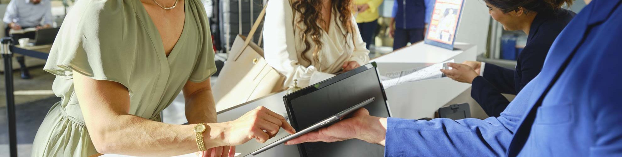 giovani ragazze consultano lo schermo di un tablet in reception