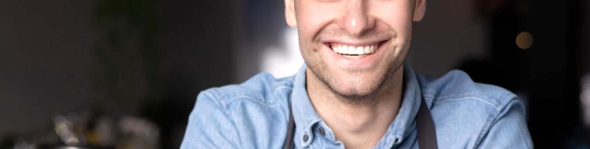 ragazzo sorridente con grembiule