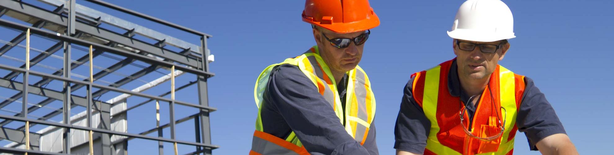 due operai consultano un progetto in un cantiere