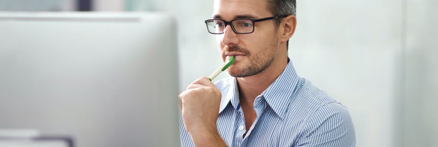 persona concentrata seduta di fronte allo schermo del computer