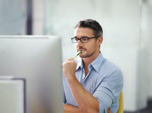 persona concentrata seduta di fronte allo schermo del computer