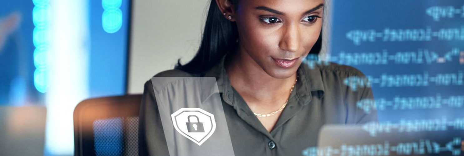 ragazza controlla codice sicurezza su smartphone e computer