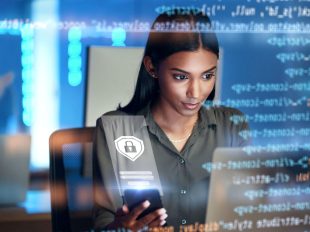 ragazza controlla codice sicurezza su smartphone e computer
