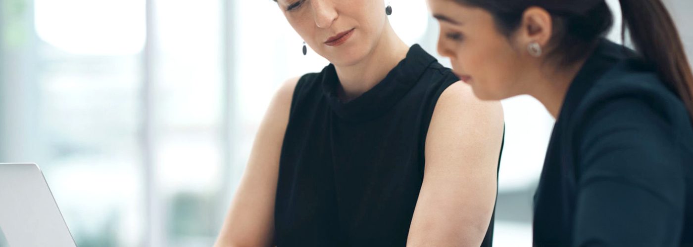 due donne consultano brochure durante un meeting