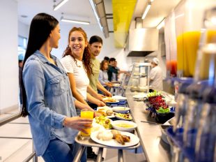ragazze in coda in una mensa aziendale self service