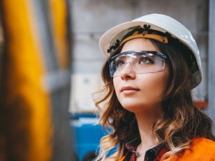 giovane donna con casco e occhiali di protezione