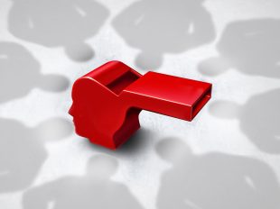 fischietto rosso a forma di volto umano circondato da ombre di persone