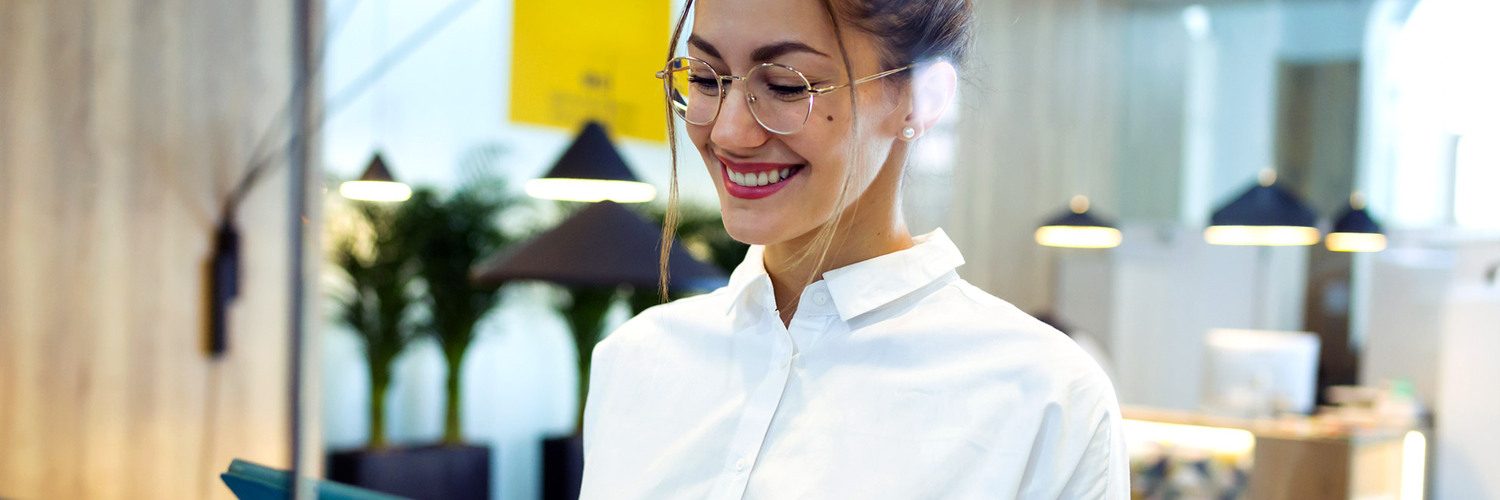 ragazza sorridente controlla dati su tablet