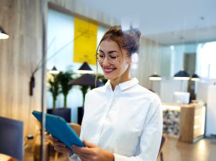 ragazza sorridente controlla dati su tablet