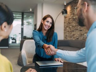persone all'interno di un ufficio si stringono la mano