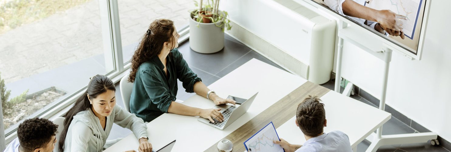 call di gruppo all'interno di un ufficio