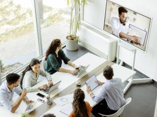 call di gruppo all'interno di un ufficio