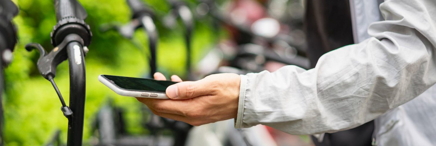 persona parcheggia una bicicletta utilizzando un app