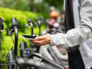 persona parcheggia una bicicletta utilizzando un app