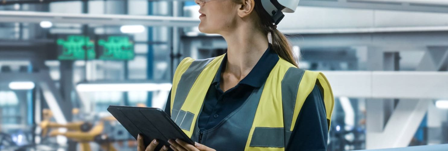 responsabile della sicurezza indossa casco e gilet giallo in un impianto
