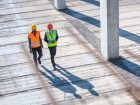 due persone camminano in un cantiere