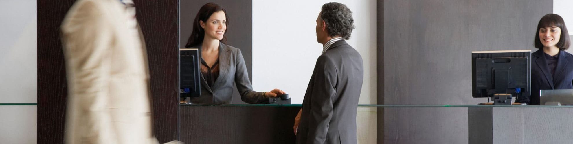 persona intrattiene conversazione con receptionist