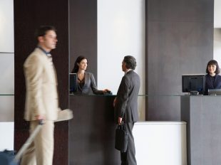 persona intrattiene conversazione con receptionist