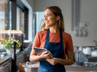 ragazza con grembiule sorridente in un ristorante