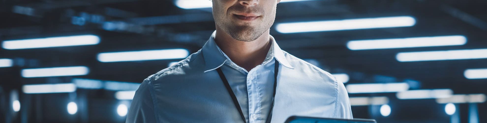 giovane manager utilizza tablet per controllare i dati aziendali